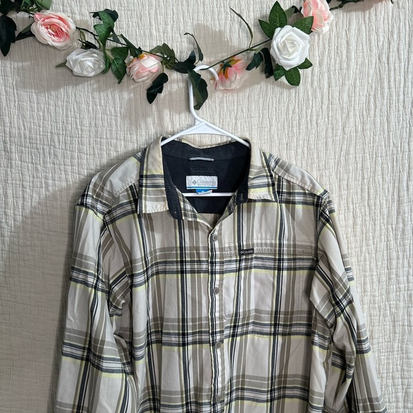 Columbia Cream and Black Casual Button Down Shirt - Picture 1 of 3